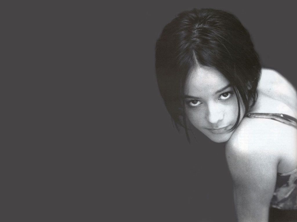 [Alizee 1024x768 20 desktop stars wallpapers[2].jpg]